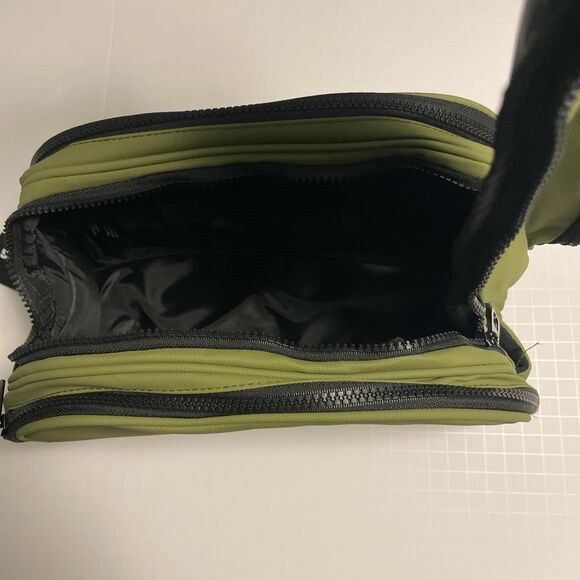 Atley James Green Toiletry  Bag - Picture 4 of 4